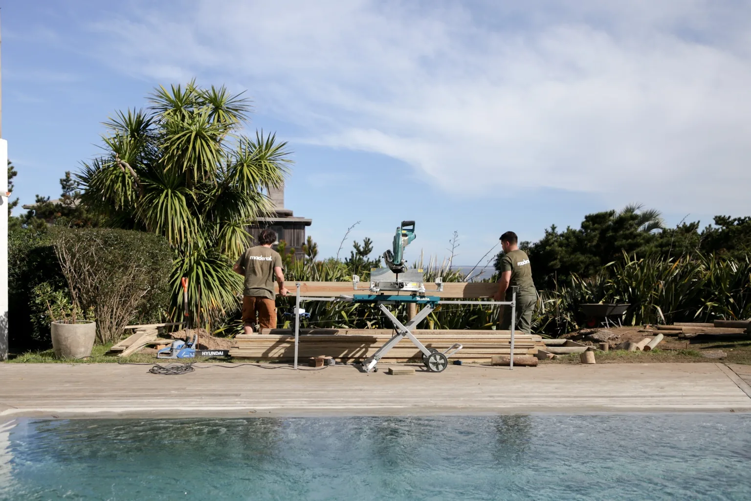 Equipo trabajando junto a la piscina