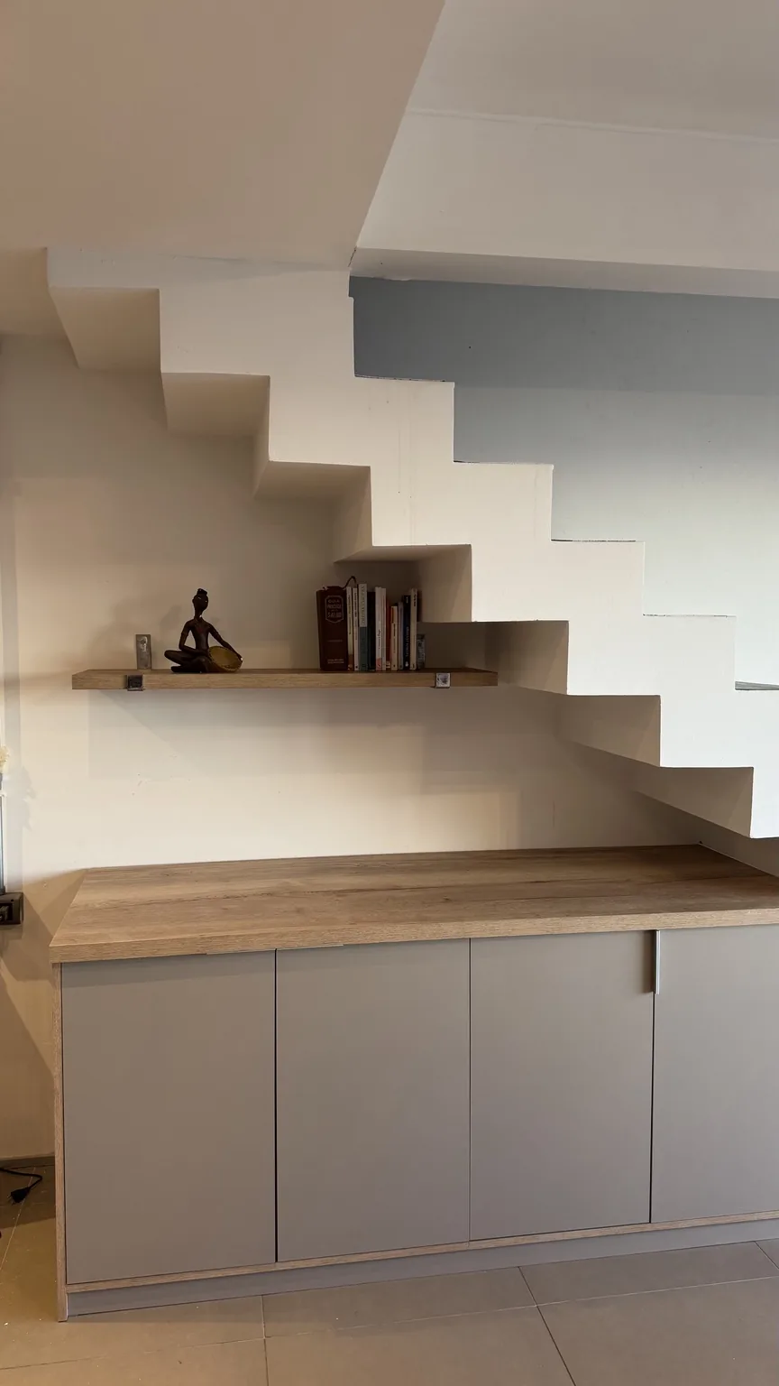 Mueble bajo escalera adaptado al espacio