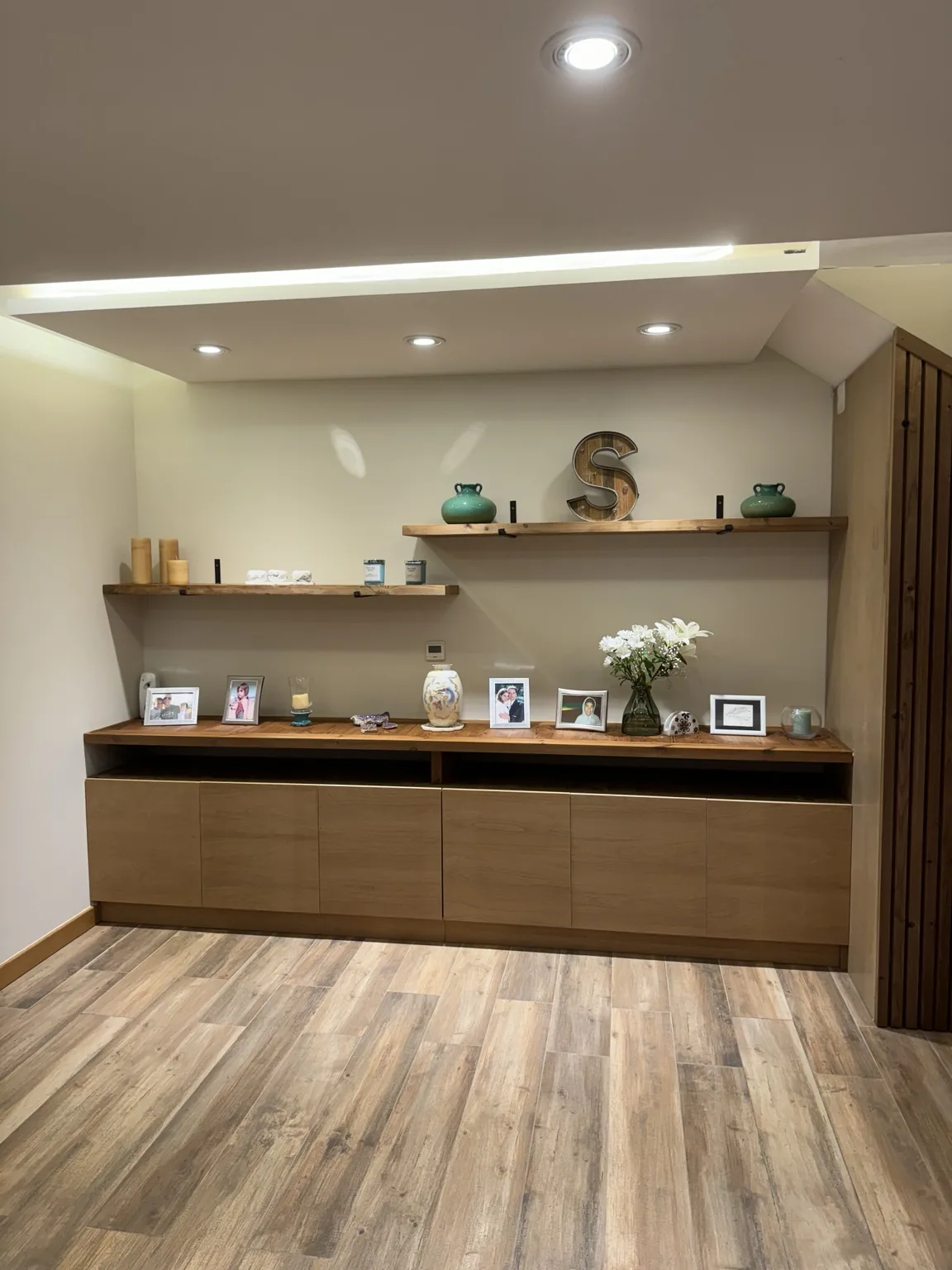 Mueble de madera a medida con mesada y estantes